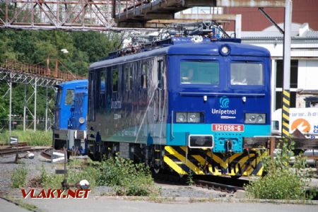 25.7.2009 - Olomouc: 121.056 odstavená na vlečce bývalého lihovaru © Radek Hořínek