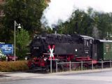 03.07.2004 - Zittau: lokomotiva 99.758 se soupravou pro vlak SOEG 210  Zittau - Kurort Oybin přejíždí k nástupišti © PhDr. Zbyněk Zlinský