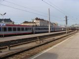 21.07.2009 - Wien Westbahnhof: V súprave sú radenné okrem vozňov na sedenie a na spanie aj autovozne © Martin Kóňa