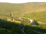 Trať Ljubljana-Koper,na vysokém náspu je částečně stanice,8.8.2009 © Jiří Mazal