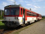 02 Osobný vlak 8965 z Humenného do Medzilaboriec mesta na čele s 810.380 na zastávke Hrabovec nad Laborcom, 15.08.2009, 15.08.2009, © Ing. Miloš Šefčík.