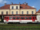 40 810.380 pred zmodernizovanou staničnou čakárňou, ktorá je uzamknutá, 15.08.2009, © Ing. Miloš Šefčík.