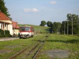 43 Pohľad do stredu stanice s motorovým vozňom nachystaným vrátiť sa späť do Medzilaboriec, 15.08.2009, © Ing. Miloš Šefčík.