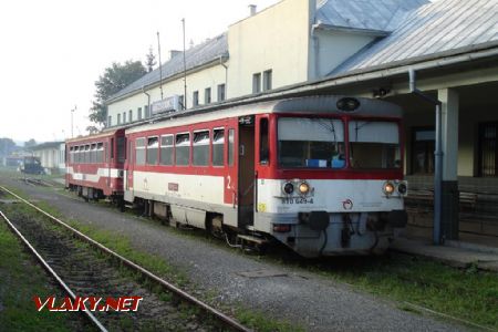 86 810.649 po návrate z Medzilaboriec mesta sa privesí k vozňu 011, aby sa hneď vypravil ako vlak Os 8966 do Humenného, 15.08.2009, © Ing. Miloš Šefčík.