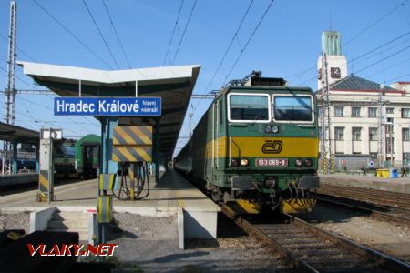 19.08.2009 - Hradec Králové hl.n.: 163.069-8 odváží Karla prostřednictvím Os 5661 Hradec Králové hl.n. - Pardubice hl.n. © PhDr. Zbyněk Zlinský