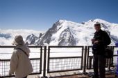 2009 - Aiguille du Midi, bezpečnostný odstup od zábradlia, rovno nad hlavou Mont Blanc © Tomáš Votava