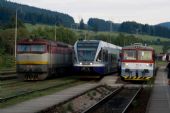 840.001 - Os7510 Zvolen - Vrútky, 813/913.008 - Os5624 Diviaky-Prievidza a 751.046+199, čakajúce na návrat 751.033 z Vrútok. 14.8.2009. Horná Štubňa © Bc. Martin Horňák