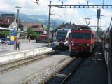 24.07.2009 - Regionálny vlak ZB. Vchádzame do stanice Giswil.  Stojaci regionály vlak do Interlakenu a S-Bahn ktorý tu má konečnú stanicu © Mária Gebhardtová