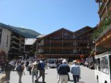 25.07.2009 - Zermatt. Slnečné poludnie v stredisku Zermatt. Stanica sa nachádza priamo v centre © Mária Gebhardtová