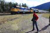 19.9.2009 - Jasper, AB. 6451 a 6410 (obe typu F40PH-2) VIA Rail Canada vezú ''The Canadian'' na východ © Peter Uhlár