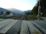 25.9.2009 - Revelstoke, BC. Priecestie pri stanici. Pohľad na západ, teda na odchodové návestidlá © Michal Stríž