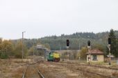 Lokomotiva SP32-073 posunuje ve stanici Łupków, v pozadí někdejší hraniční kontrolní stanoviště © Jan Guzik