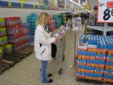 08.10.2009 - Hradec Králové: Helena si prohlíží leták s nabídkou ČD NET Lidl v prodejně na Brněnské ulici © PhDr. Zbyněk Zlinský