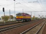 28.10.2009 - Staré Město u Uh.Hradiště: 754.044-6 nastupuje na Ex 527 ''Mojmír'', odstoupivší 151.008-0 v pozadí © PhDr. Zbyněk Zlinský