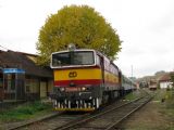 28.10.2009 - Luhačovice: 754.044-6 v čele Ex 527 ''Mojmír'' Praha hl.n. - Luhačovice, v pozadí 24-29 180-3 (ex 010.442-2) © PhDr. Zbyněk Zlinský