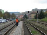 28.10.2009 - Luhačovice: 754.045-3 přijíždí v čele R 705 ''Galán'' z Prahy hl.n. a paní uklízečka je v pohotovosti © PhDr. Zbyněk Zlinský