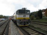 28.10.2009 - Luhačovice: 754.045-3 přijíždí v čele R 705 ''Galán'' z Prahy hl.n. a paní uklízečka čeká, až zastaví © PhDr. Zbyněk Zlinský