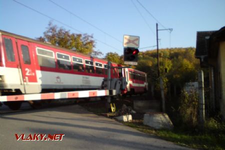 812 + 011 ZSSK prechádzajúce cez Obišovce, 25.10.2009 © Kristián Leško