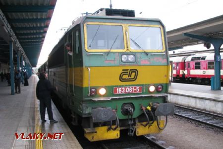 04.11.2009 - Hradec Králové hl.n.: 163.061-5 v čele Os 5656 Pardubice hl.n. - Hradec Králové hl.n. © PhDr. Zbyněk Zlinský