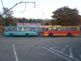 Obstarožní autobus Jelcz a o málo novější Autosan stojí na terminálu na ostrově Wolin. 31.10.2009 © Jan Přikryl