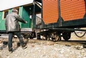 26.02.2008 - Michael Schneeberger obhlíží vykolejený vagón - Delta Novat © Jan Guzik