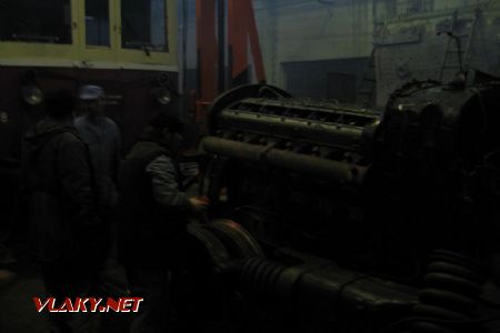 Kontrola naštartovaného vyviazaného motora majstrami z OKV, Vrútky, 1.12.2009