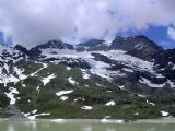 Svahy na západní straně Lago Bianco jsou zasněžené i v červenci. 5.7.2009 © Aleš Svoboda