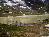 Lago Bianco a strojní podbíječka ve stanici Ospizio Berninaň. 5.7.2009 © Jan Přikryl