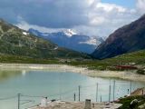 Osobní vlak Berninabahn jede podél jezera Lago Bianco ze St. Moritz. 5.7.2009 © Tomáš Kraus