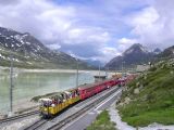 Křižování regionálních vlaků ve stanici Ospizio Bernina. 5.7.2009 © Aleš Svoboda