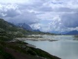 Napůl vypuštěné jezero Lago Bianco směrem k jižní hrázi. 5.7.2009 © Aleš Svoboda