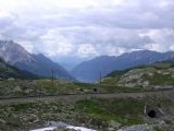 Původní a přeložená trasa Berninabahn vysoko nad údolím Vale di Poschiavo. 5.7.2009 © Aleš Svoboda