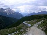 Klikatící se galerie Berninabahn vysoko nad údolím Vale di Poschiavo. 5.7.2009 © Aleš Svoboda