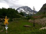 Turistický rozcestník pod tratí Berninabahn vysoko nad stanicí Alp Grüm. 5.7.2009 © Rastislav Štangl