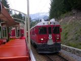 Křižování ve výhybně Cadera s Bernina expresem v čele s elektrickým voze ABe 4/4 56 RhB. 5.7.2009 © Aleš Svoboda