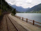 Trasa Berninabahn po břehu jezera Lago di Poschiavo. 5.7.2009 © Jan Přikryl