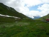 Náhorní planina v průsmyku Oberalppass se zvláštními sloupy trakčního vedení na trati MGB. 6.7.2009 © Tomáš Kraus