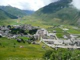 Nádraží Andermatt je z vlaku MGB, klesajícího z Oberalppassu, vidět jako na dlani. 6.7.2009 © Tomáš Kraus