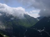 Pohled z průsmyku Grimsel na silnici, stoupající k sousednímu průsmyku Furka. 7.7.2009 © Aleš Svoboda