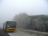 Poštovní autobus v mlze na vrcholovém bodě Gotthardského průsmyku. 7.7.2009 © Tomáš Kraus