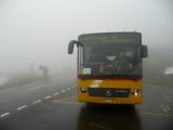 Poštovní autobus vystupuje z mlhy na zastávce pod průsmykem Susten. 7.7.2009 © Tomáš Kraus