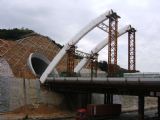 Oceľový most vo výstavbe - montáž nosníkov © F.Smatana