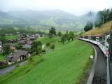 Archaická souprava vlaku Golden Pass Panoramic sjíždí za Giswilem do údolí u jezera Sarnensee. 8.7.2009 © Tomáš Kraus