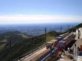 Horní stanice Ferrovie Monte Generoso s odstavenými vozidly a Pádskou nížinou v pozadí. 8.7.2009 © Jan Přikryl