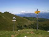 Švýcarské a italské turistické značení na hranici mezi oběma státy pod vrcholem Monte Generoso. 8.7.2009 © Jan Přikryl