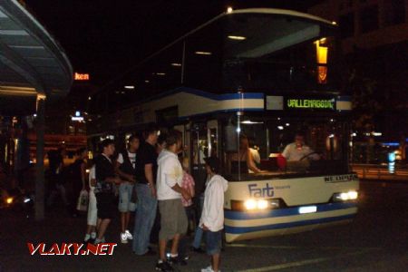 Stařičký patrový autobus společnosti FART odjíždí o půlnoci z Locarna na regionální lince. 8.7.2009 © Jan Přikryl