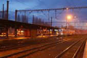 25.12.2009 - Kolín hbf: další Ešus, tentokráte do Prahy přes Nymburk, v pozadí vykukuje Hydrýsek v čele rychlíku do Trutnova © Mixmouses