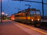 Zmeškaný EC 170 Hungaria a pokazená Gorila 350.016, ktorej pomáha Peršing 163.241, Pardubice 27.12.2009 © štb