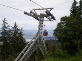 Kabinka dolní sekce lanovky na Pilatus přijíždí z Kriensu do horní stanice Fräkmüntegg. 12.7.2009 © Jan Přikryl