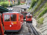 Porovnání mezi původním a nejnovějším vozem Pilatusbahn ve stanici Alpnachstad. 12.7.2009 © Jan Přikryl